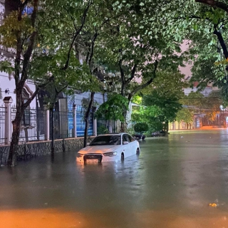 Lũ tràn về TP Huế