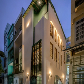 Nhà ống 28 m2 có hệ cửa như tà áo dài