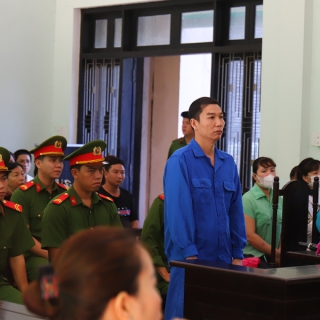 Cựu đại uý nổ súng, cướp vàng vứt ra đường bị phạt hơn 8 năm tù