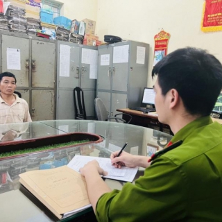 Sát hại hàng xóm vì lôi kéo vợ mình đi ăn chơi, hát hò