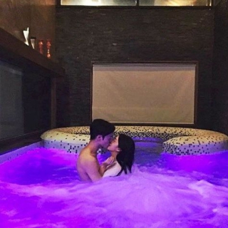 "Ngày Đèn Đỏ" và "Chuyện Ấy Một Mình": Nên Hay Không?