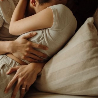Giải Mã Hành Động: Tại Sao Con Trai Thích Sờ Mông Con Gái Khi Hôn?