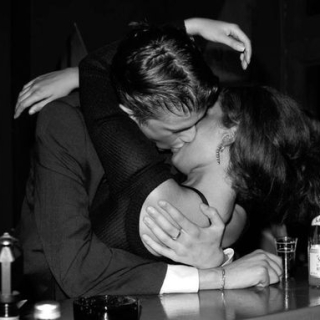 Khám phá "Public Sex": Lời giải mã sức hút và cách trải nghiệm an toàn