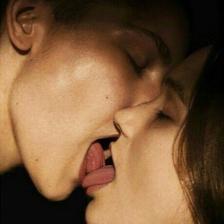 Giải Phóng "Tôi": Tự Thỏa Mãn - Chìa Khóa Vàng Cho Đời Sống Tình Dục Đôi Lứa Thăng Hoa
