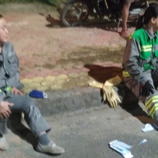 Hai lao công bị bắn vào chân khi quét rác