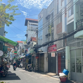 Giá nhà phố riêng lẻ giảm mạnh