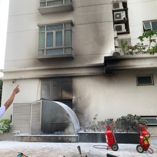 Chung cư ở TP.HCM cháy dữ dội kèm mùi xăng nồng nặc, nghi bị phóng hỏa