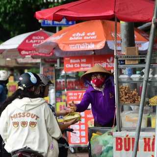 Kinh tế vỉa hè - thị trường vô thừa nhận