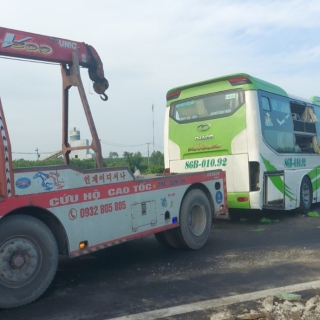 Ôtô chở 26 người gặp nạn trên cao tốc Dầu Giây - Phan Thiết