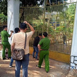 Hai vợ chồng khóa cổng 'nhốt' công an