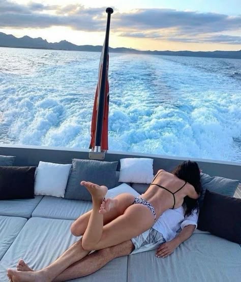 "Yêu" Thường Xuyên Để Sống Lâu Hơn? Bí Mật "Trẻ Hóa" Bất Ngờ Từ Chuyện "Ấy"