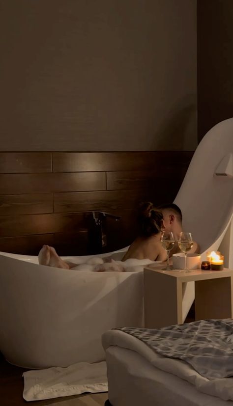 "Cảnh Báo" Mặt Tối Của "Yêu" Quá Độ: Sự Thật Bất Ngờ Quý Ông Cần "Khắc Cốt Ghi Tâm" Để Bảo Vệ Bản Lĩnh!