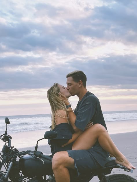 Giải Mã Bí Ẩn : Vì Sao Yêu Nồng Cháy, Cưới Về Lại Ngại Nụ Hôn Phòng The? Chuyên Gia Gỡ Rối Cực Thấm!