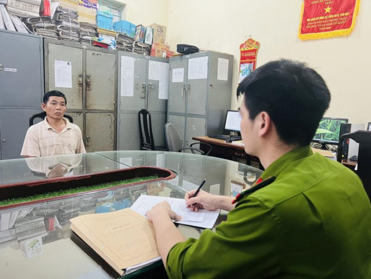 Sát hại hàng xóm vì lôi kéo vợ mình đi ăn chơi, hát hò
