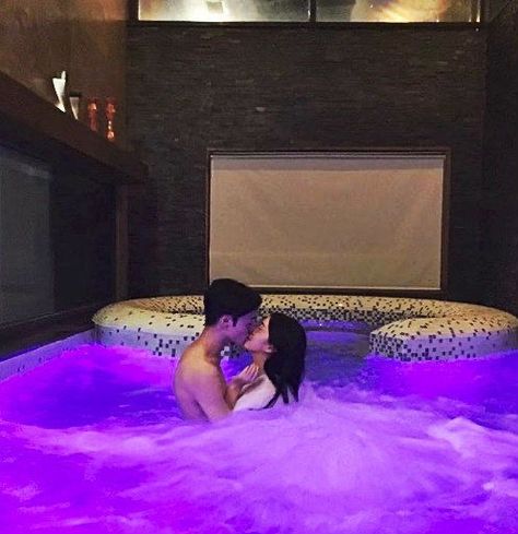 "Ngày Đèn Đỏ" và "Chuyện Ấy Một Mình": Nên Hay Không? 