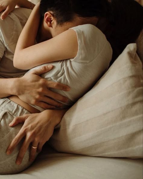 Giải Mã Hành Động: Tại Sao Con Trai Thích Sờ Mông Con Gái Khi Hôn?