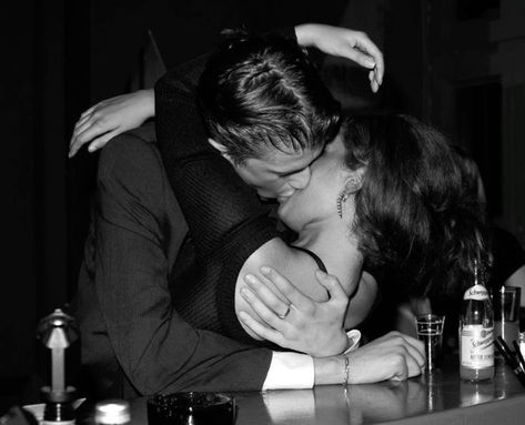 Khám phá "Public Sex": Lời giải mã sức hút và cách trải nghiệm an toàn
