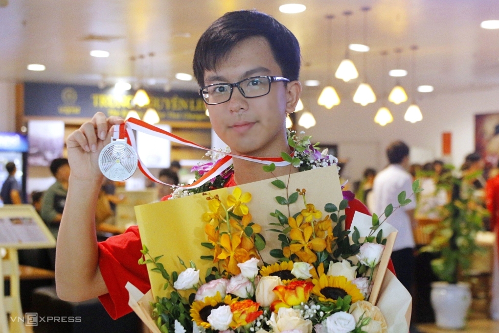 Sự 'phục thù' của nam sinh giành huy chương bạc Olympic Vật lý thiên văn