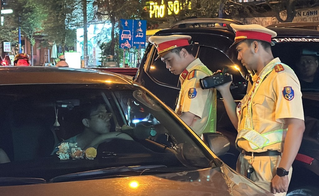 Hàng loạt tài xế ôtô vi phạm nồng độ cồn