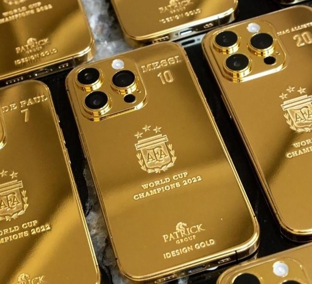 Messi mua 35 chiếc iPhone vàng tặng đội tuyển Argentina