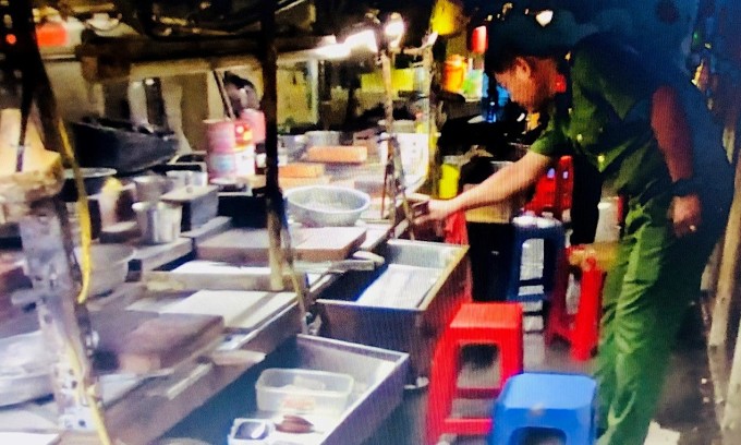 Công an khám xét tiệm kim hoàn, tạm giữ 14 kg vàng nghi hàng lậu