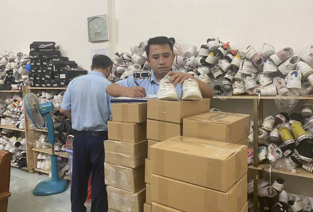 Mua hàng trôi nổi, thuê người có sức ảnh hưởng quay video bán qua mạng xã hội