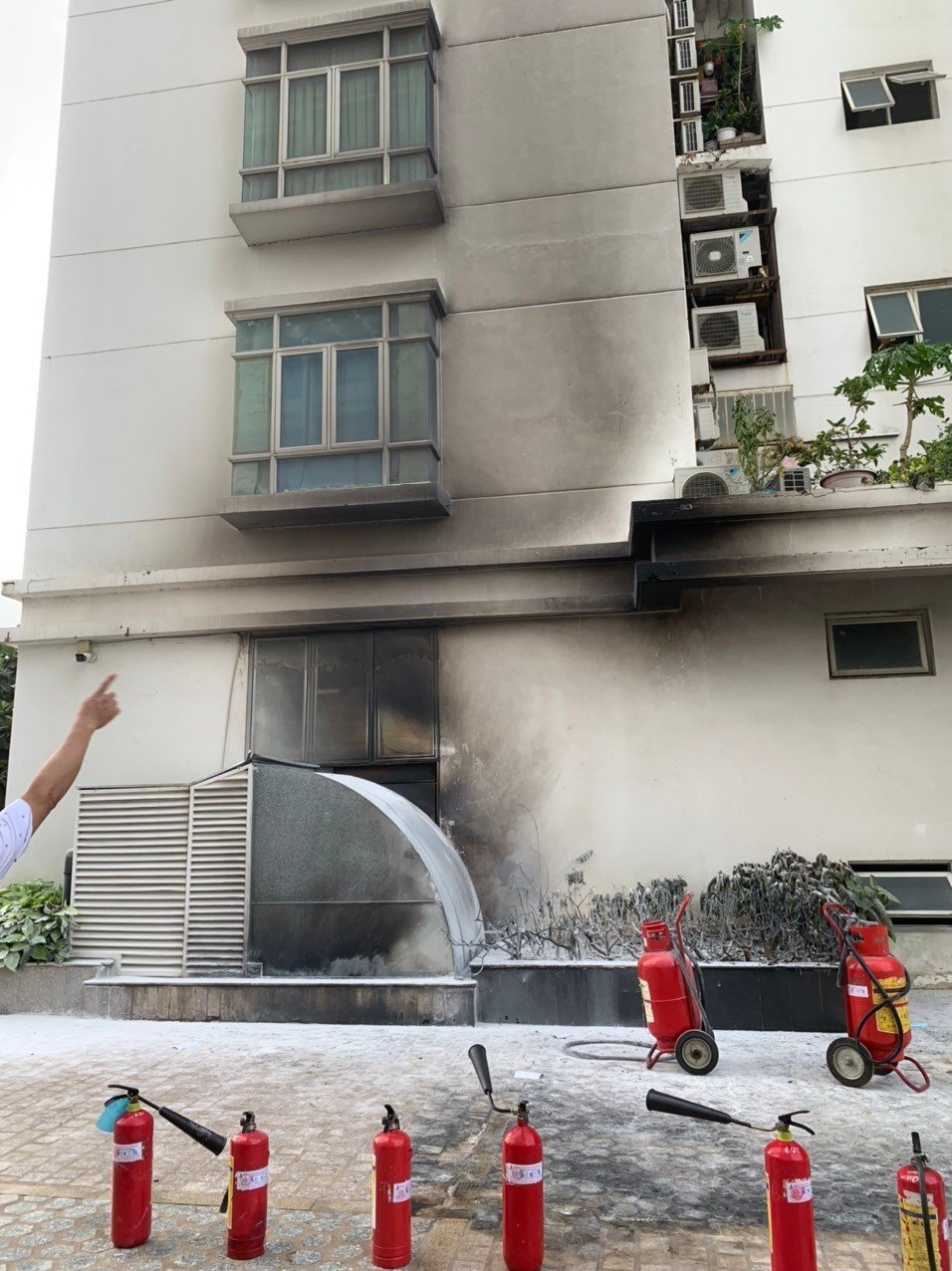 Chung cư ở TP.HCM cháy dữ dội kèm mùi xăng nồng nặc, nghi bị phóng hỏa