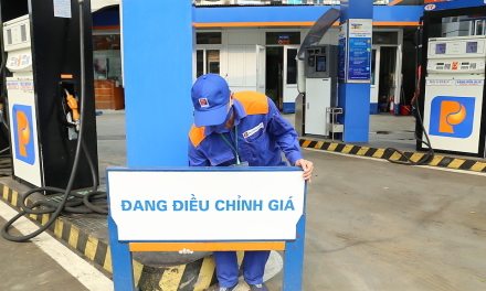 Giá xăng lên sát 24.900 đồng một lít
