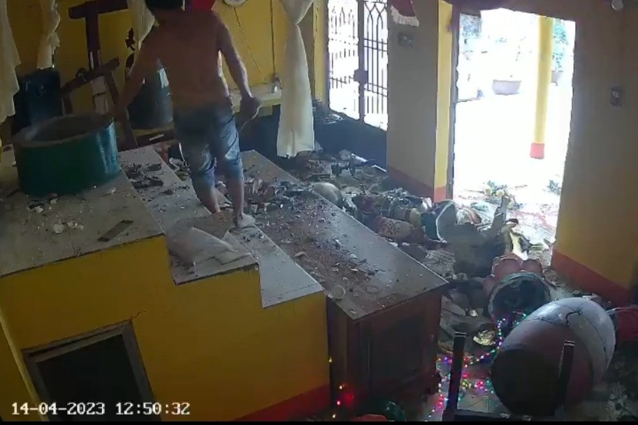 Người đàn ông biểu hiện bất thường, đập phá chính điện, đốt chùa ở Long An