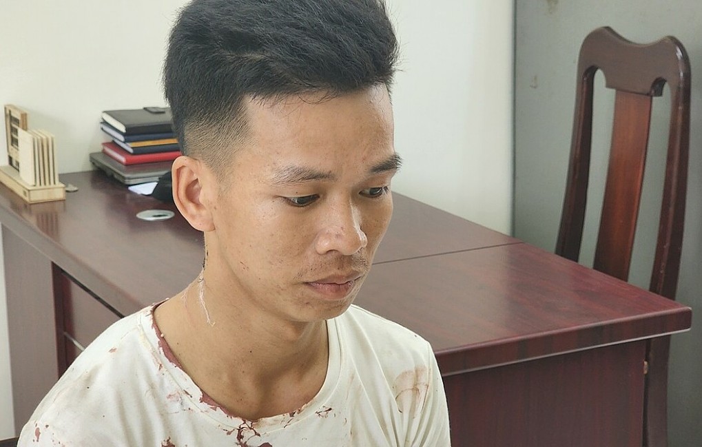 Chém bạn gái giữa chợ vì ghen