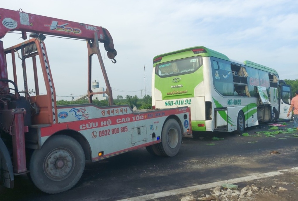 Ôtô chở 26 người gặp nạn trên cao tốc Dầu Giây - Phan Thiết